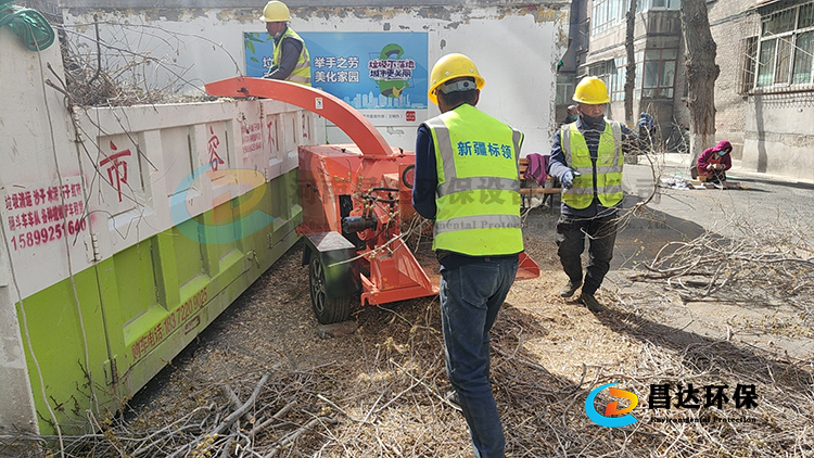 新疆烏魯木齊市客戶使用現場，園林綠化專業樹枝粉碎機，主要是處理小區綠化修剪后的樹枝！